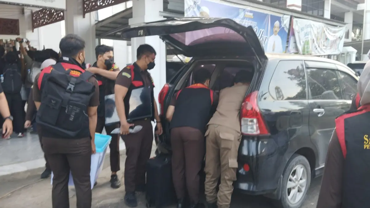GELEDAH: Tim penyidik Kejari Kabupaten Banjar membawa dokumen dan perangkat elektronik usai menggeledah Kantor Dinas Kesehatan Kabupaten Banjar terkait dugaan korupsi proyek RS Tipe D Gambut. (Foto: Fadlan Zakiri/Radar Banjarmasin)
