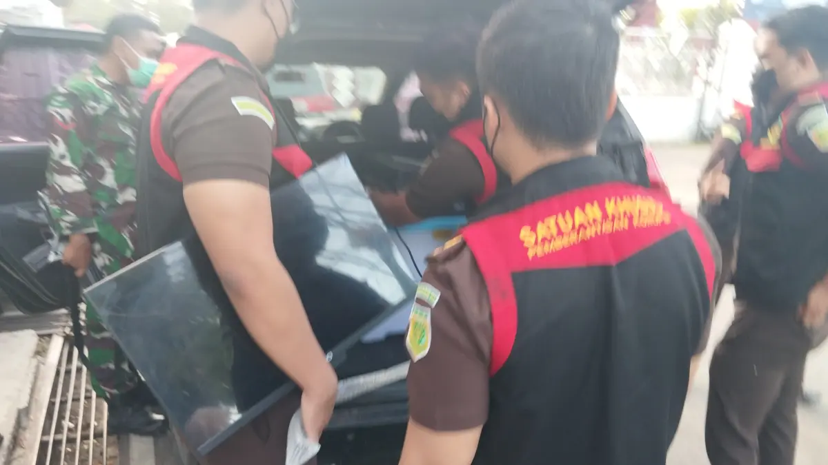 GELEDAH: Tim penyidik Kejari Kabupaten Banjar membawa koper berisi dokumen usai menggeledah Kantor Dinas Kesehatan Kabupaten Banjar terkait dugaan korupsi proyek RS Tipe D Gambut. (Foto: Fadlan Zakiri/Radar Banjarmasin)