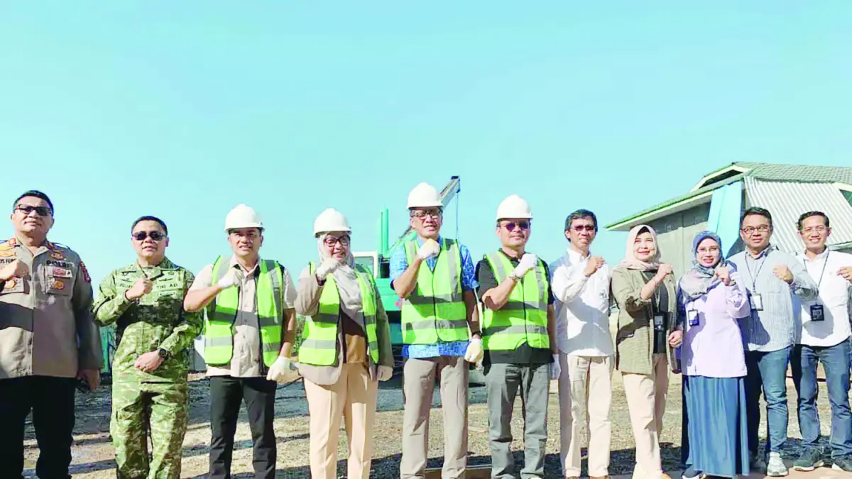 GROUNDBREAKING: Wali Kota Banjarbaru, Erna Lisa Halaby dan Ketua DPRD Kota Banjarbaru, Muhammad Syahrial. Serta, Dirut Bank Kalsel, Fachrudin dan unsur Forkopimda usai groundbreaking Gedung Kantor Bank Kalsel Cabang Banjarbaru, Jumat (17/7/2026).