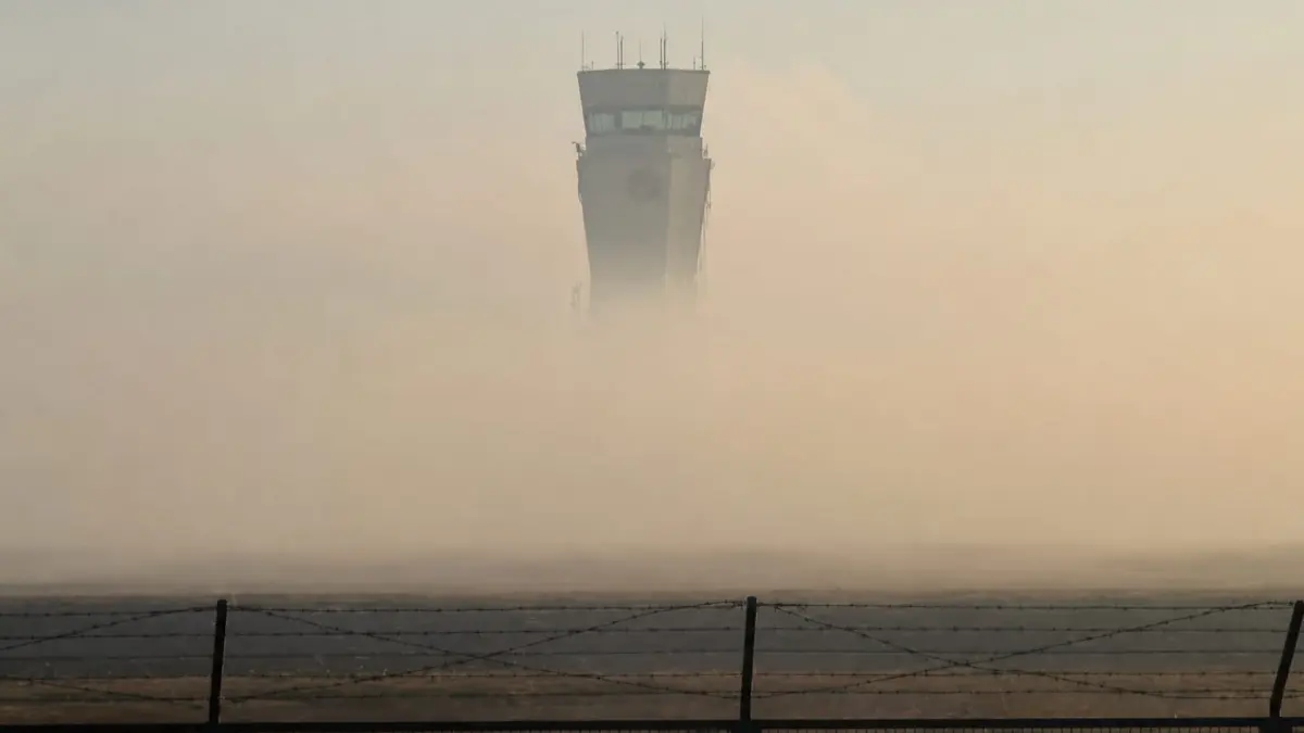 KABUT: Kabut asap menyelimuti kawasan Bandara Syamsuddin Noor, Landasan Ulin, dan sebagian besar Kota Banjarbaru, akibat dampak kebakaran hutan dan lahan yang masih terjadi di sejumlah wilayah. (Foto: BMKG Kalsel)
