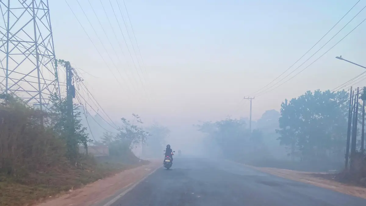 KABUT: Suasana kabut asap di Banjarbaru pada Senin (20/7) pagi tadi. (Sheilla Farazela/ Radar Banjarmasin)