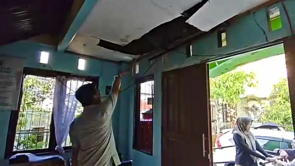 Kondisi plafon ruang pelayanan Kantor Kelurahan Alalak Utara tampak berlubang dan sebagian ambruk. (Endang Syarifuddin/Radar Banjarmasin)