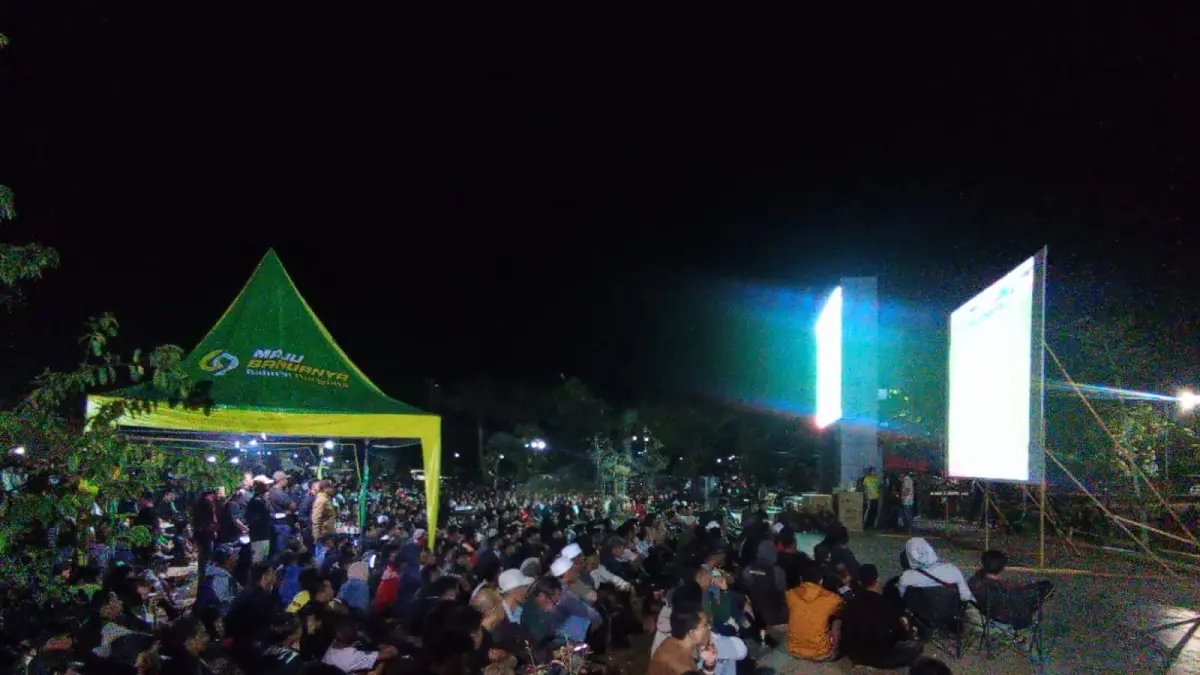 PADAT: Masyarakat memadati area Videotron di Rantau Baru nonton bareng (nobar) laga final Piala Dunia 2026 Spanyol vs Argentina, Senin (20/7/2026) dini hari.(Foto: Rasidi Fadli/Radar Banjarmasin)