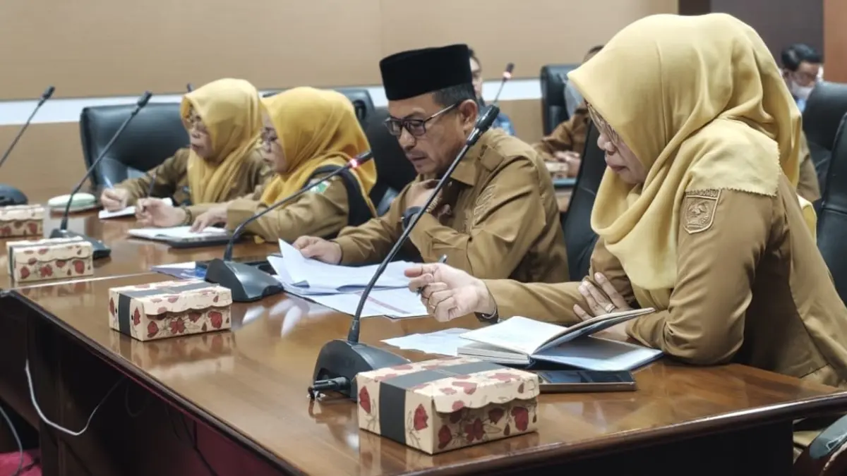 PENJELASAN: Kepala Dinas Pendidikan Tanbu Amiluddin menyampaikan penjelasan saat rapat dengar pendapat bersama Komisi I DPRD Tanah Bumbu terkait pelaksanaan SPMB 2026 di ruang rapat DPRD, Senin (20/7/2026).