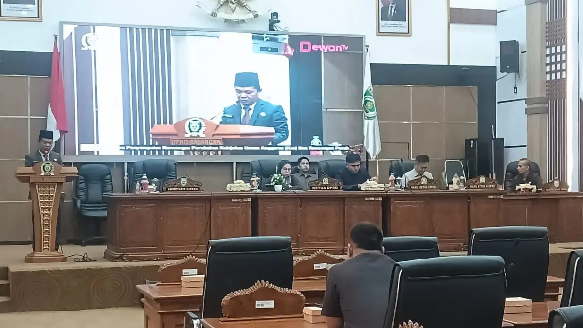 PENJELASAN SEKDA: Sekretaris Daerah Kabupaten Balangan saat memberikan penjelasan mengenai kondisi keuangan daerah dan pemotongan dana transfer dari pusat sebesar Rp54 miliar. (Hendry untuk Radar Banjarmasin)
