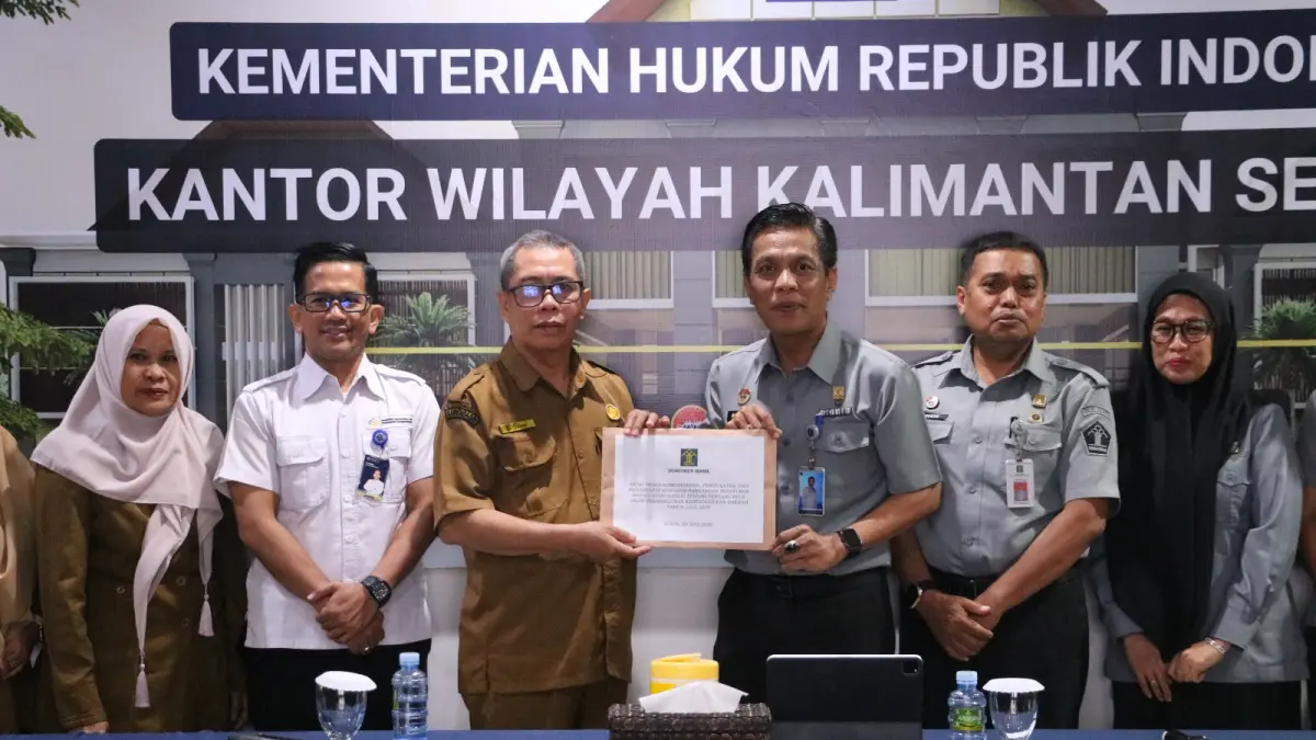 Perwakilan Pemkab HST dan Kanwil Kemenkum Kalsel berfoto bersama usai