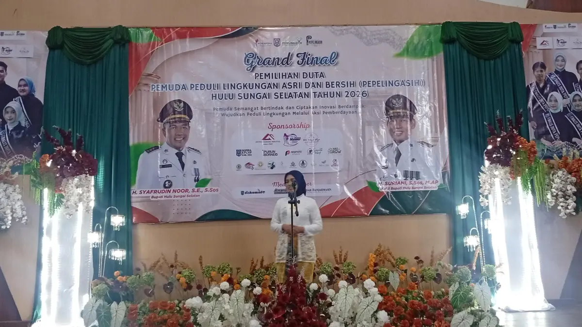 PRESENTASI: Salah satu finalis Duta Pepelingasih Kabupaten HSS 2026 mempresentasikan inovasi lingkungan di hadapan dewan juri dan hadirin di Gedung Pramuka, Kandangan, Senin (20/7/2026). (Foto: M Padil Ihsan/Radar Banjarmasin)&nbsp;