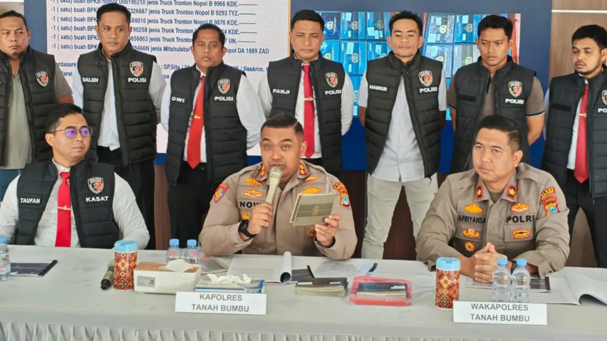 RILIS KASUS: Kapolres Tanah Bumbu AKBP Novy Adi Wibowo (tengah) saat rilis kasus penjualan mobil dengan BPKB palsu, Senin (20/7/2026).