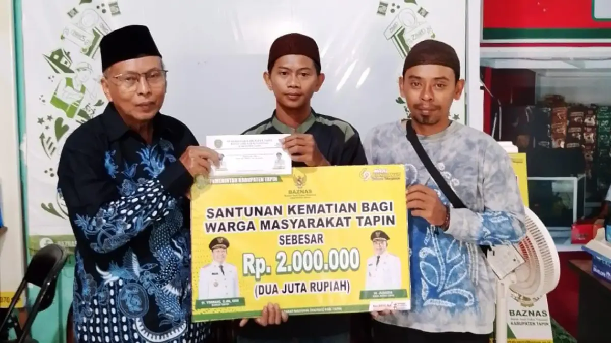 SALURKAN: Petugas BAZNAS Tapin datang langsung ke rumah duka untuk menyalurkan santunan kematian.