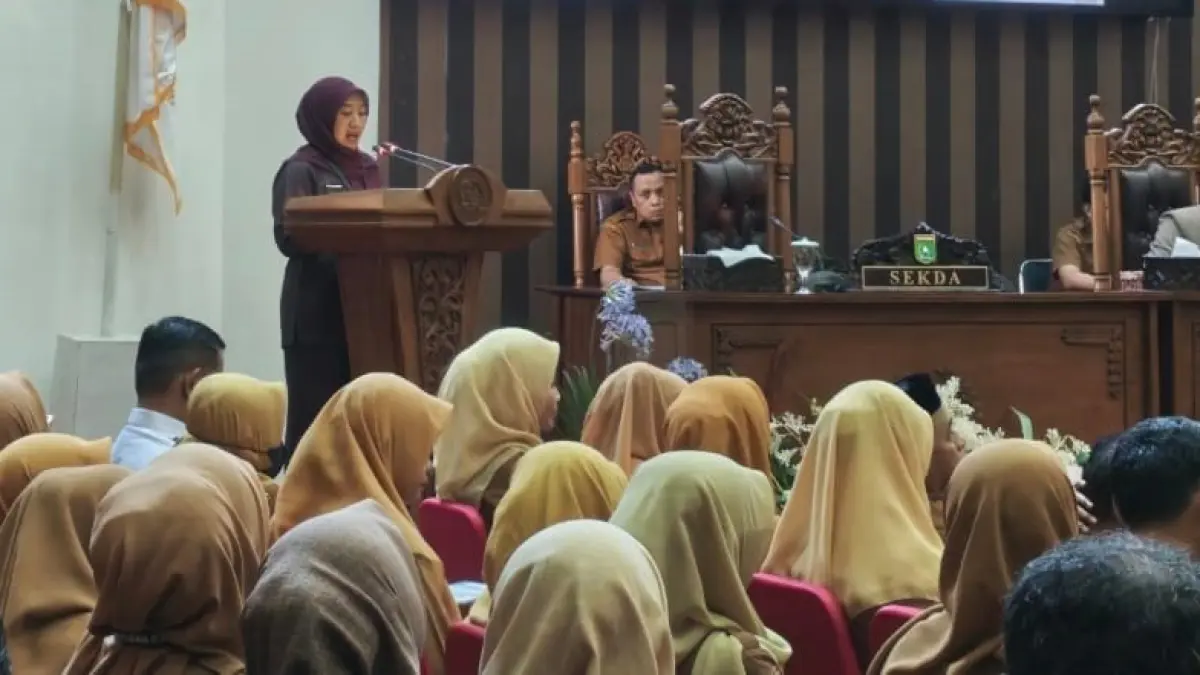 SAMBUTAN: Sekretaris Daerah Tanah Bumbu Yulian Herawati membacakan pidato pengantar Raperda tentang Perubahan Kedua atas Perda Nomor 1 Tahun 2024 tentang Pajak Daerah dan Retribusi Daerah.