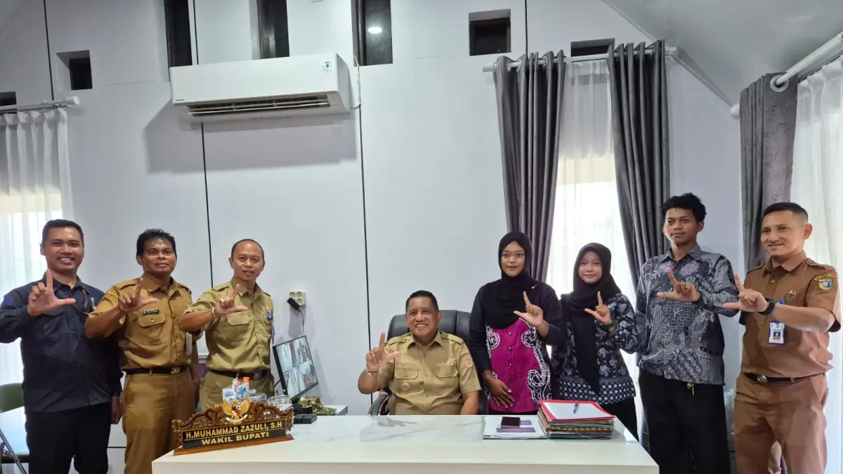 SIAP : Tiga pemuda Tala foto bersama dengan Wakil Bupati Tala sebelum mengikuti lomba Pepelingasih tingkat Provinsi Kalsel. (Foto : Norsalim Yahya/Radar Banjarmasin)