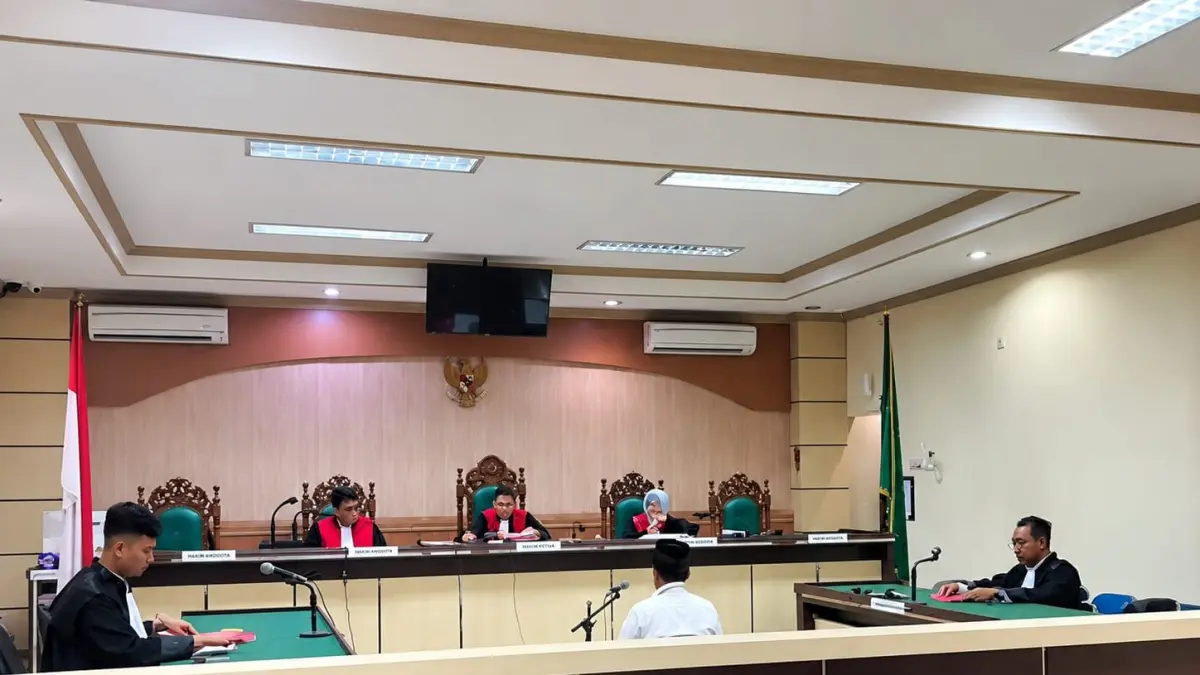 SIDANG: Mantan Kades Sambangan berinisial N (baju putih) ketika menjalani sidang lanjutan di Pengadilan Tipikor Banjarmasin pada Rabu (15/7/2026). (Foto : Purjoko untuk Radar Banjarmasin)