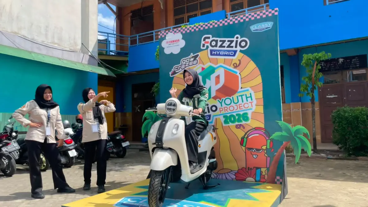 STYLISH: Salah satu siswi SMAN 1 Banjarmasin berpose bersama Yamaha Fazzio Hybrid saat MPLS di SMAN 1 Banjarmasin bareng PT STSJ Yamaha.(Foto: PT STSJ Yamaha Kalselteng)