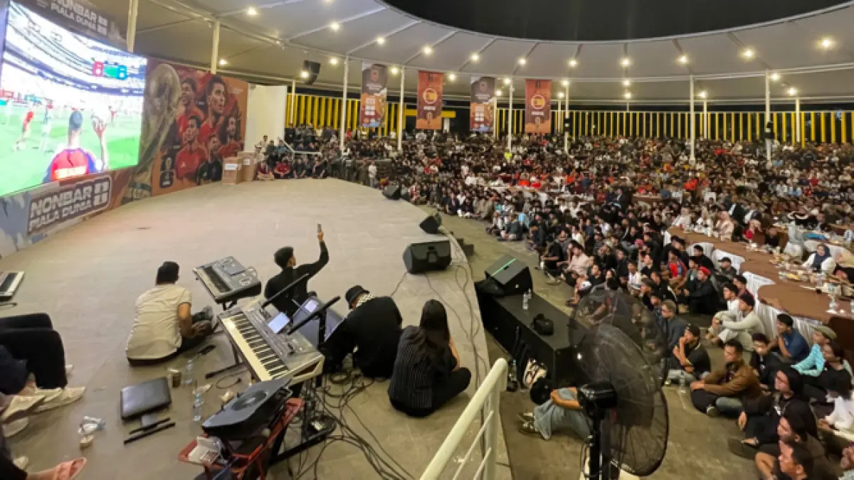 SUASANA BARU: Gubernur Kalimantan Selatan H Muhidin berbaur bersama ribuan warga dalam acara nonton bareng Final Piala Dunia 2026 antara Spanyol dan Argentina di Amphi Theater kawasan Tugu Nol Kilometer Banjarmasin, Senin (20/7/2026) dini hari.