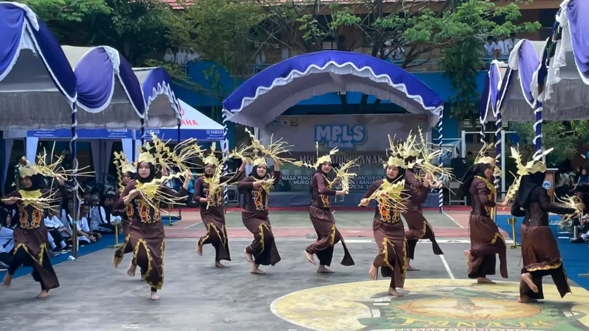 TAMPILKAN BAKAT: Tim dancer SMAN 1 Banjarmasin unjuk gigi di depan para siswa baru di momen MPLS.