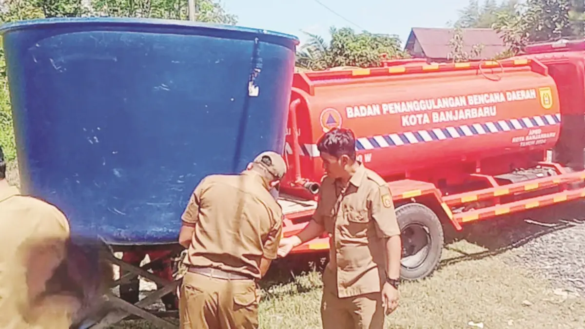 TANDON: BPBD Banjarbaru saat mendistribusikan tandon untuk penampungan air selama musim kemarau.&nbsp;
(Foto: BPBD BANJARBARU)&nbsp;