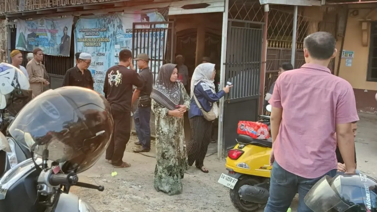 GERUDUK: Puluhan calon jemaah umrah asal Hulu Sungai Tengah mendatangi rumah pengumpul dana di Jalan Brigjen H Hasan Basri, Barabai, Selasa (21/7/2026), menuntut kejelasan pengembalian biaya setelah keberangkatan mereka batal. (Foto: Warga untuk Radar Banjarmasin)
