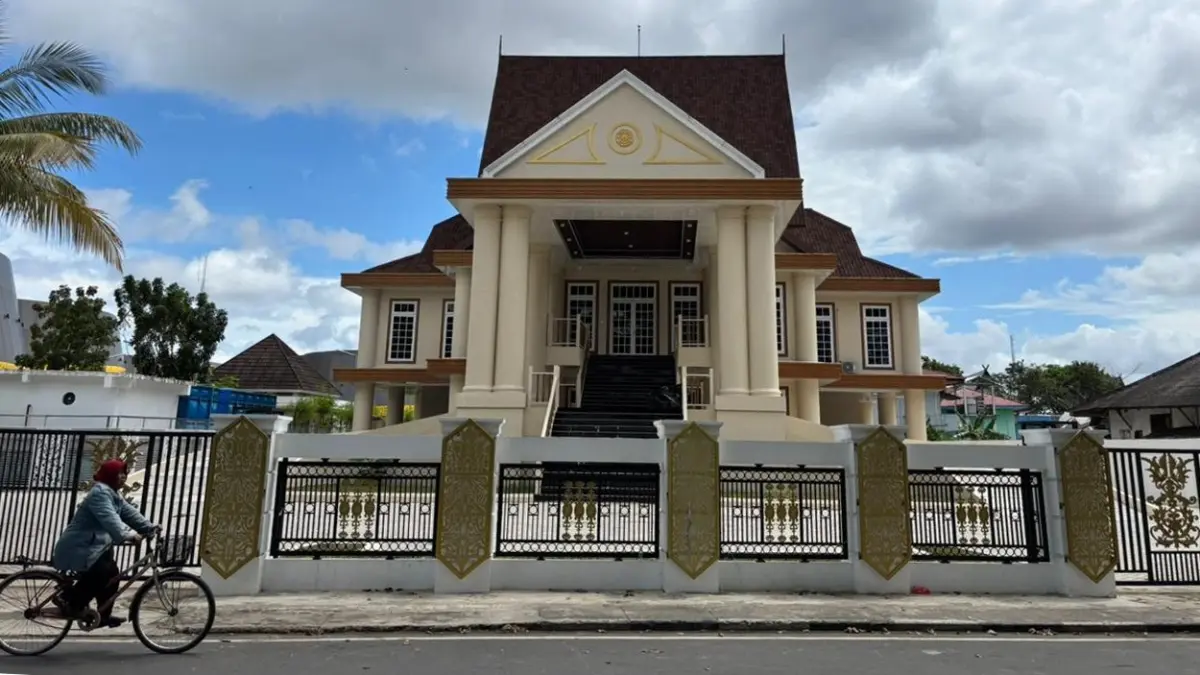 ATAPNYA BOCOR: Rumdin baru di Jalan Jenderal Sudirman, Kelurahan Pasar Lama, Kecamatan Banjarmasin Tengah. (Zulvan Rahmatan/Radar Banjarmasin)