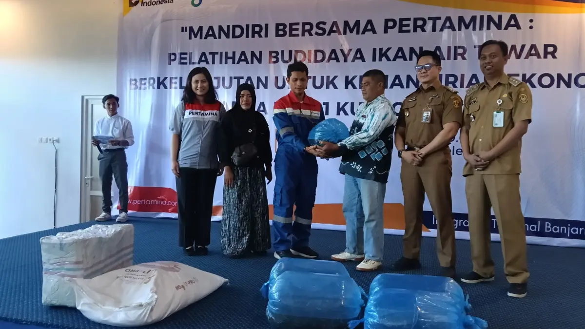 BANTUAN USAHA: Penyerahan simbolis bibit ikan air tawar dari Pertamina Patra Niaga Kalimantan melalui Pertamina IT Banjarmasin kepada perwakilan masyarakat, Selasa (21/7/2026).(Foto: Raudah Anisya/Radar Banjarmasin)