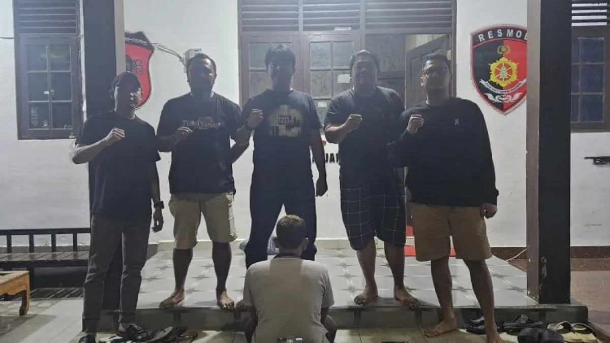 DIBEKUK: Unit Resmob Satreskrim Polres Banjar mengamankan Y yang diduga mencuri baterai lithium dari tower BTS di Desa Cindai Alus, Martapura. (Foto: Humas Polres Banjar)