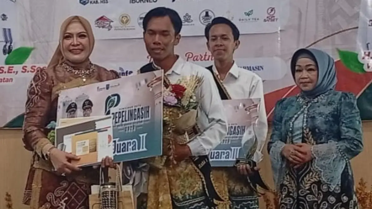 JUARA: Muhammad Nor Hidayat, petugas kebersihan asal Kecamatan Sungai Raya, berhasil meraih Juara 1 Pemilihan Duta Pepelingasih Kabupaten Hulu Sungai Selatan 2026 berkat inovasi pengolahan sampah plastik. (Foto: M Padil Ihsan/Radar Banjarmasin)
