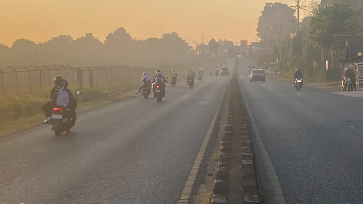 KABUT ASAP: Kabut asap menyelimuti Jalan Ahmad Yani kawasan Landasan Ulin hingga Liang Anggang, Banjarbaru, Selasa (21/7/2026) pagi.