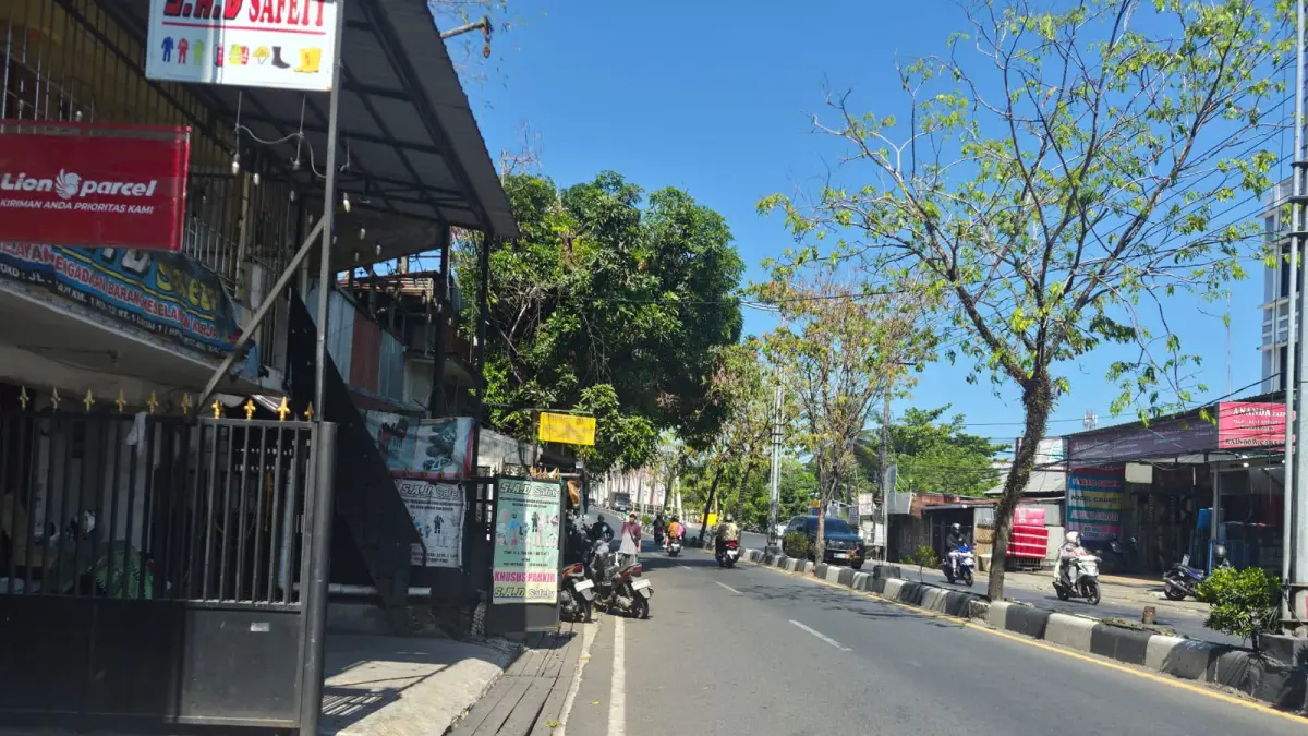 Kawasan Jalan Ahmad Yani Kilometer 1 di sekitar turunan Jembatan Dewi akan ditata. Puluhan pelaku usaha terdampak bakal direlokasi dan diminta tertibkan bangunan. (Zulvan Rahmatan/Radar Banjarmasin)