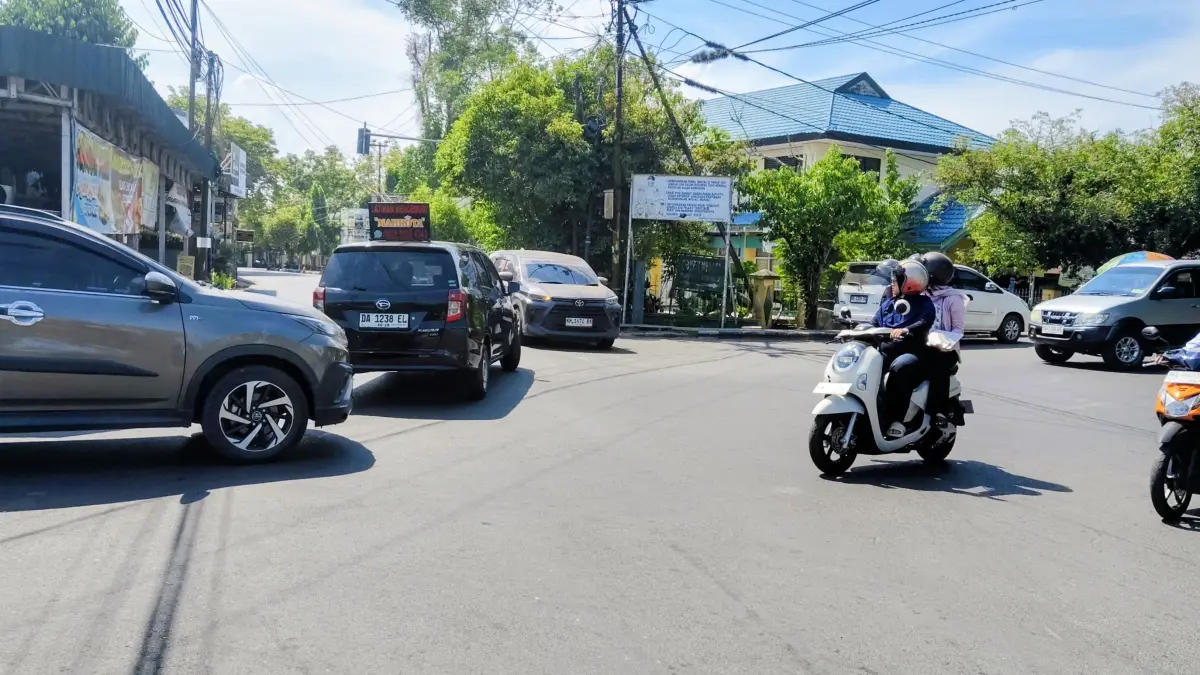 Kepadatan kendaraan terjadi di Simpang Teletubbies Amuntai pada jam sibuk. Warga mengusulkan pemasangan lampu lalu lintas, sementara Dishub HSU masih mengkaji dampaknya terhadap arus kendaraan. (M.Akbar/Radar Banjarmasin)