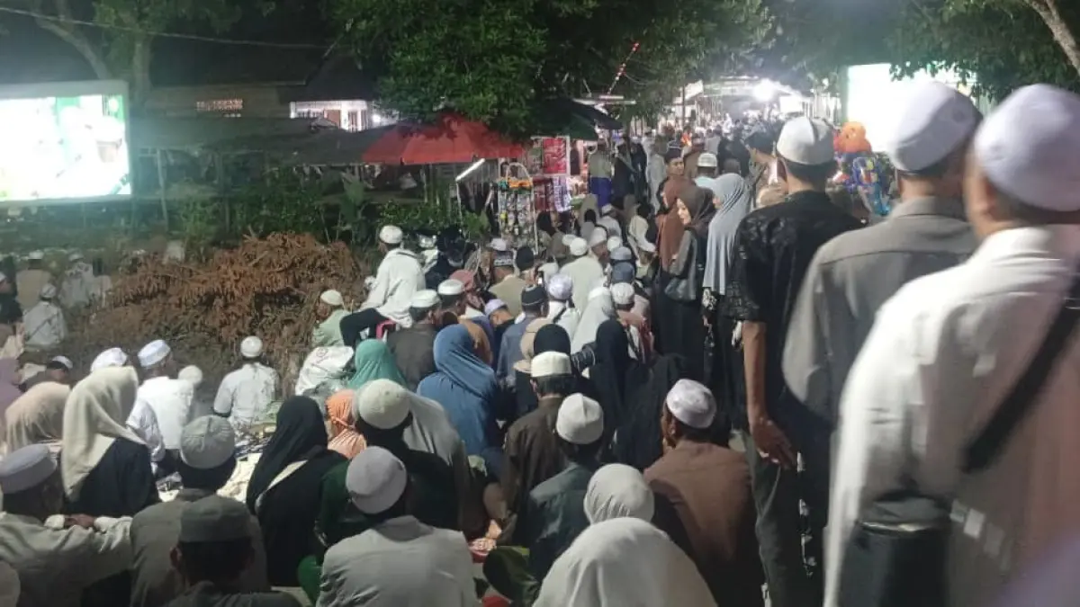 KHIDMAT: Puluhan ribu jemaah larut dalam suasana khidmat Haul Datu Taniran ke-166 di kawasan Kubah Datu Taniran di Desa Taniran Kubah, Kecamatan Angkinang, Kabupaten Hulu Sungai Selatan (HSS).