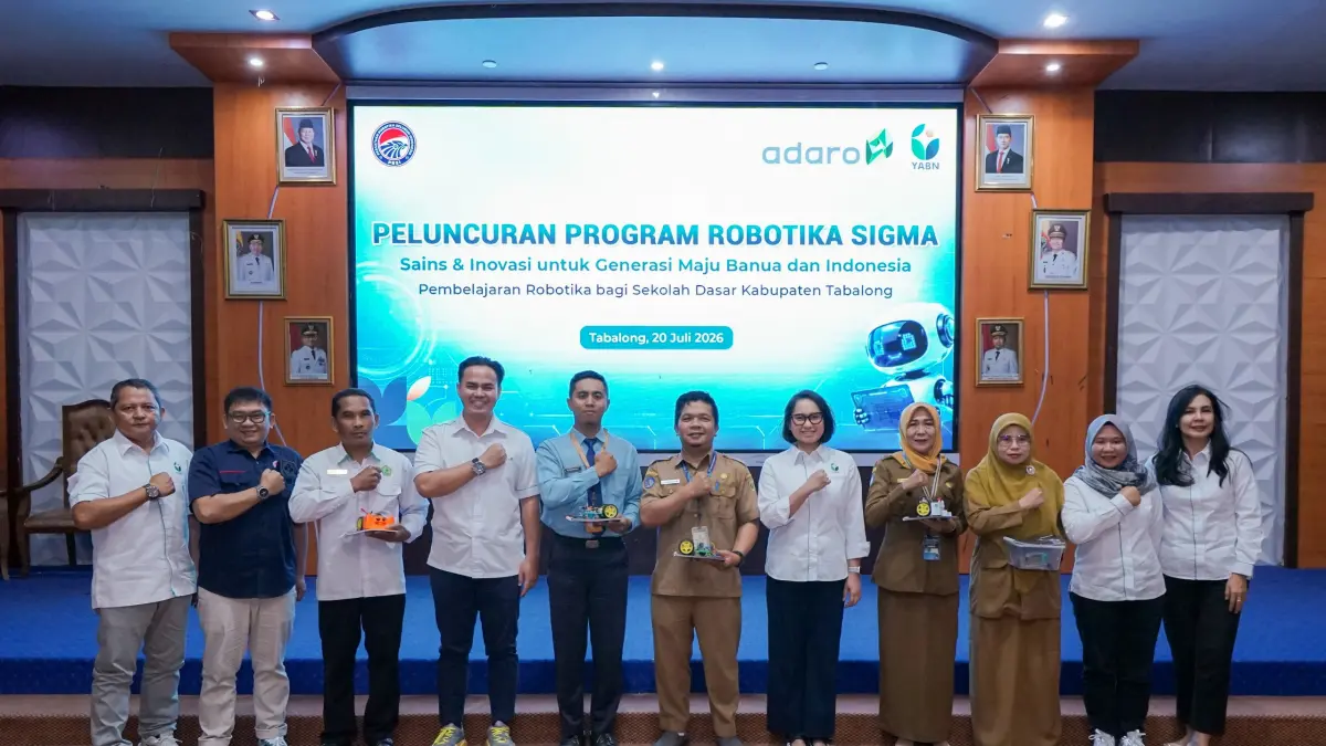 KOLABORASI : Jajaran YABN, Adaro, PRSI dan para guru berfoto bersama di kegiatan pembelajaran robotika sekaligus memperkuat literasi STEM.
