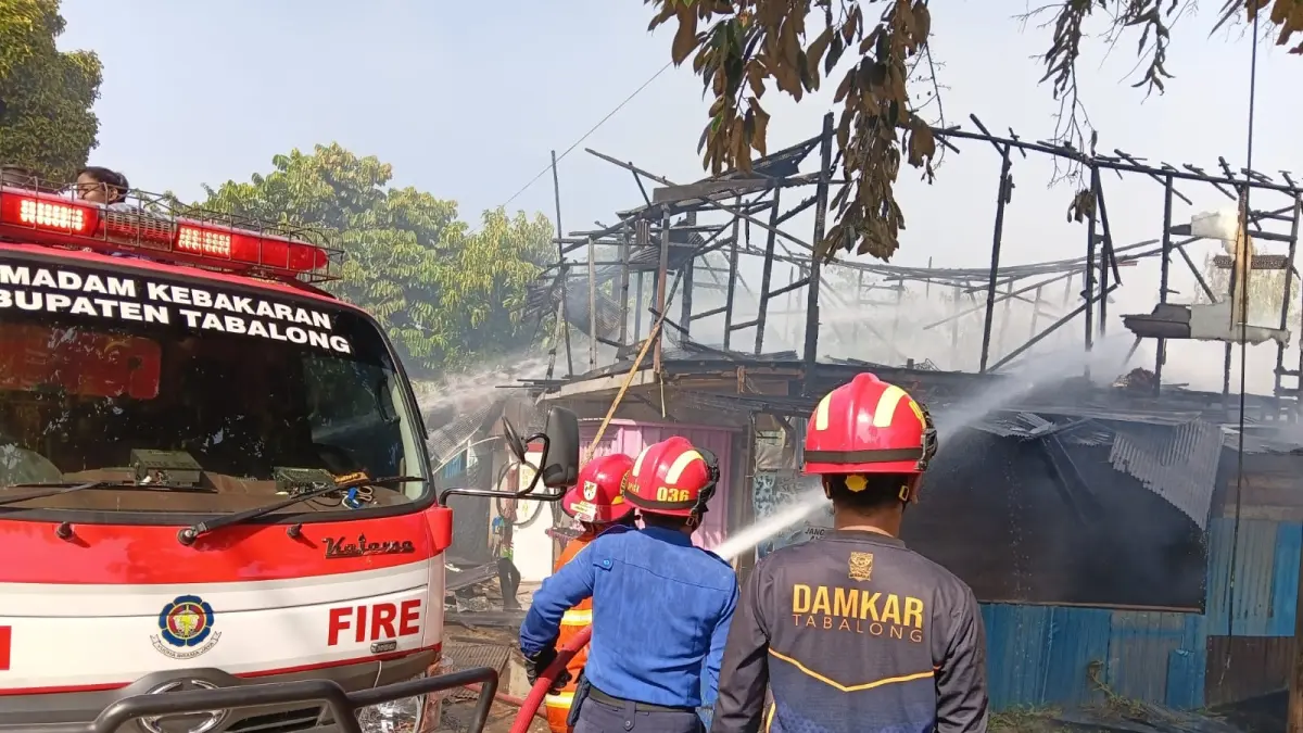 MEMADAMKAN : Anggota pemadam kebakaran memadamkan api di Jalan Gambah, Kelurahan Belimbing Raya, Kecamatan Murung Pudak, Kabupaten Tabalong. (Foto: Damkar Tabalong/ Radar Banjarmasin)