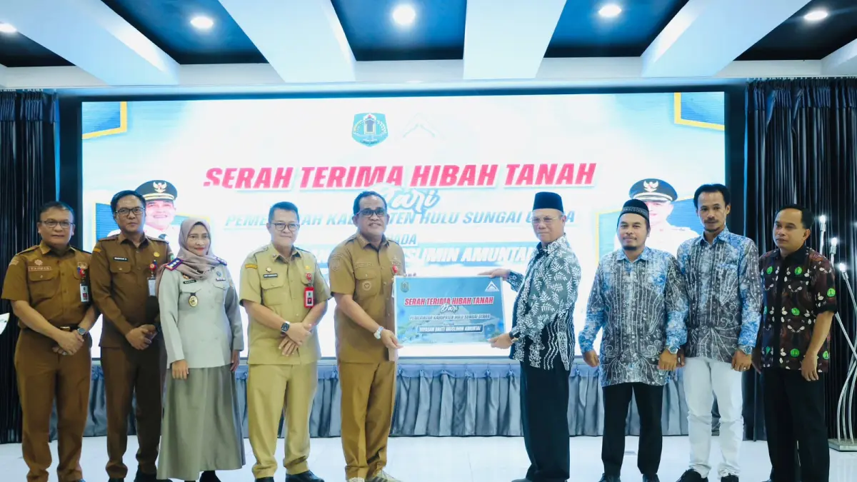 MOMEN: Bupati Kabupaten HSU, H Sahrujani menyerahkan dokumen hibah tanah secara simbolis kepada Yayasan Bakti Muslimin Amuntai disaksikan Sekda HSU, H Adi Lesmana dan jajaran SKPD di Amuntai, Selasa (21/7/2026). (Foto: Pemkab HSU)