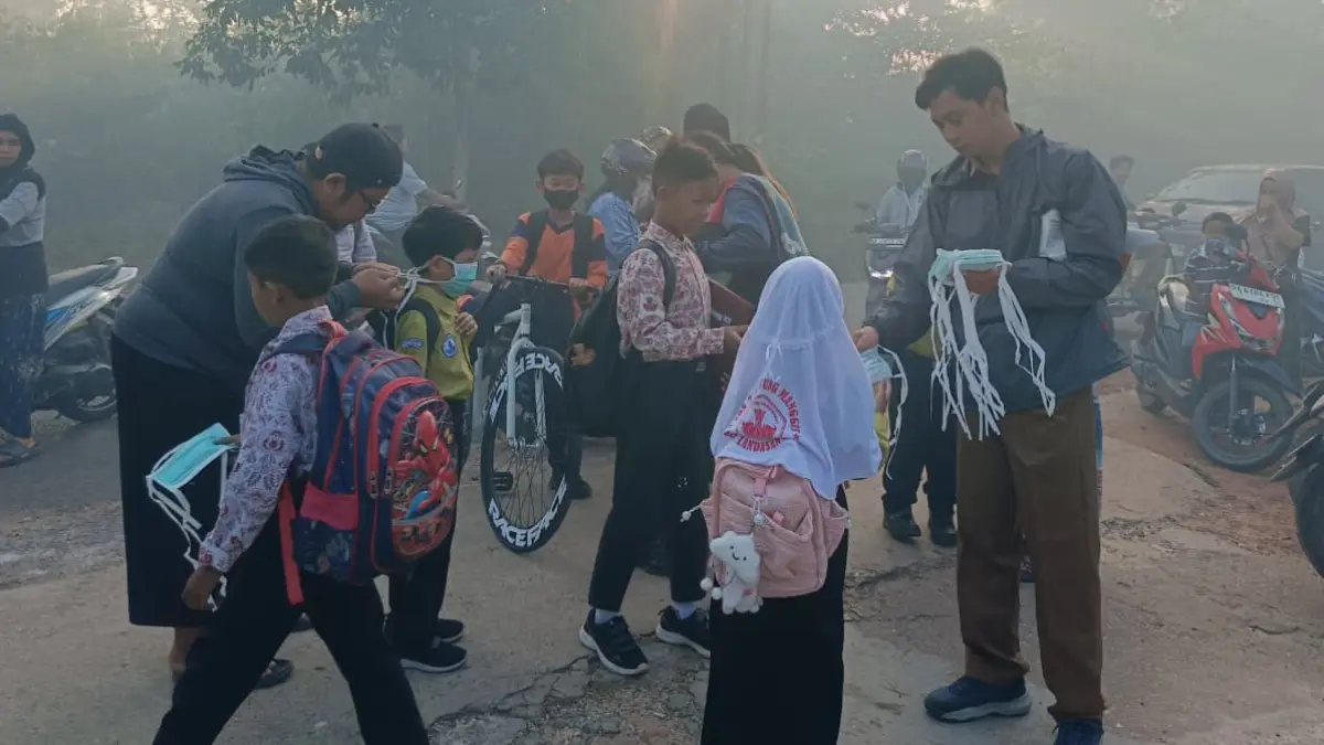 PELINDUNG: SDN 2 Guntung Manggis bagikan masker kepada siswa antisipasi dampak kabut asap karena karhutla.