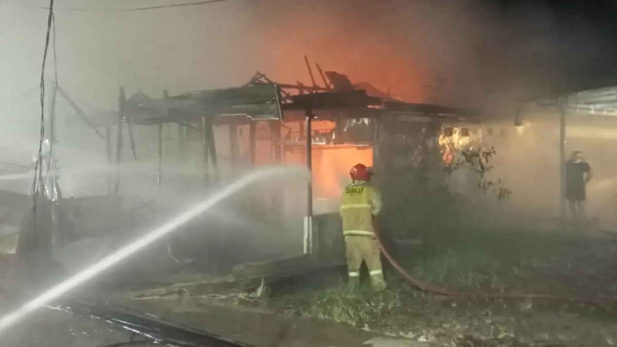 PEMADAMAN: Petugas saat melakukan pemadaman kebakaran rumah lansia di Hamalau pada Selasa (21/7/2026) dini hari.