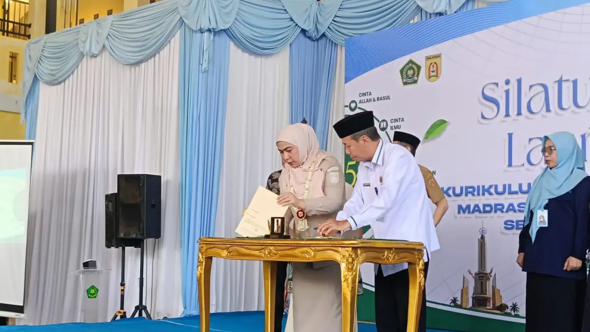 PENDIDIKAN INKLUSIF: Wali Kota Banjarbaru, Lisa Halaby saat menandatangani peluncuran &nbsp;program Kurikulum Berbasis Cinta (KBC).(Foto: Sheilla Farazela/Radar Banjarmasin)