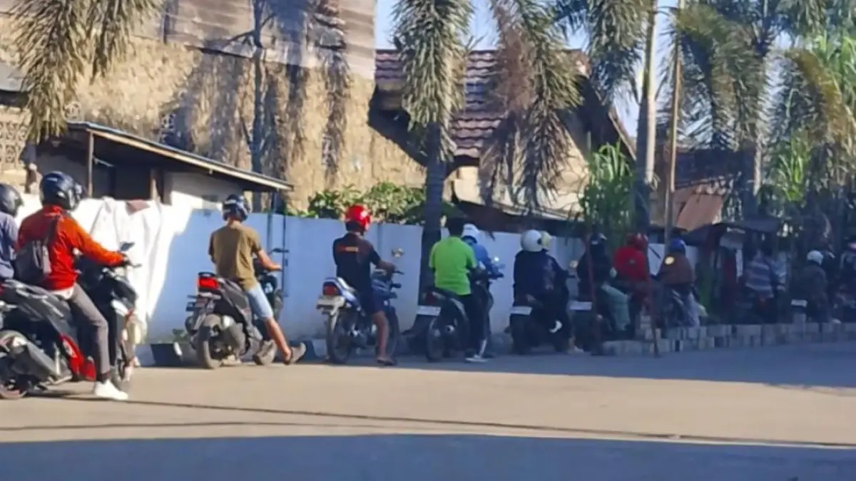 PENGISIAN: Pengendara mengisi BBM di salah satu SPBU di Kota Banjarmasin. (Foto: Endang Syarifuddin/Radar Banjarmasin)