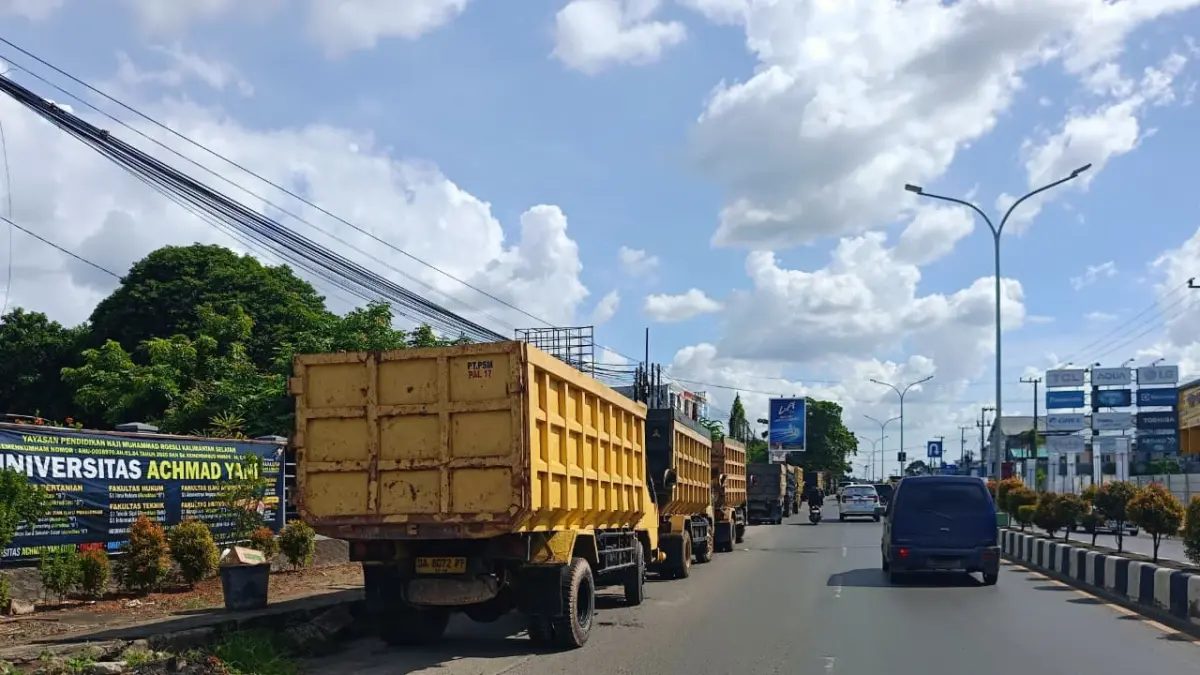 Penumpukan truk pembeli solar di SPBU Loktabat Selatan, Jalan A. Yani Km 31 Banjarbaru (Sheilla/Radar Banjarmasin)