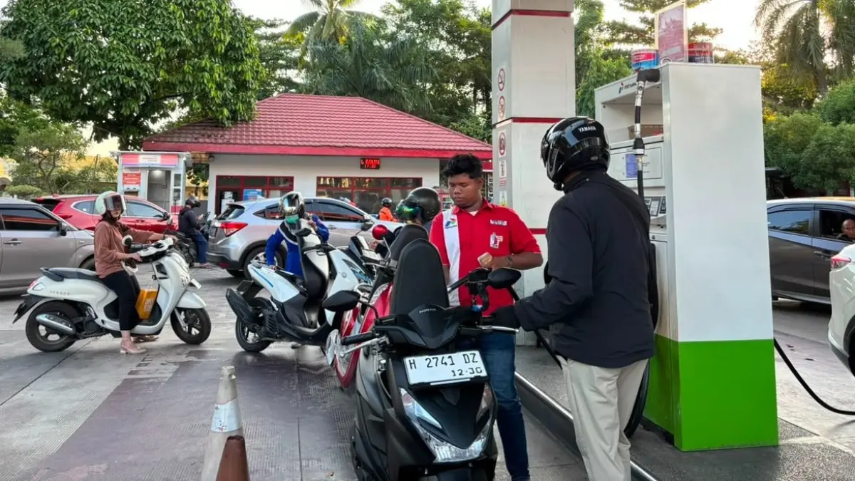 Petugas di salah satu SPBU di Banjarmasin melakukan pengisian BBM. (Zulvan Rahmatan/Radar Banjarmasin)