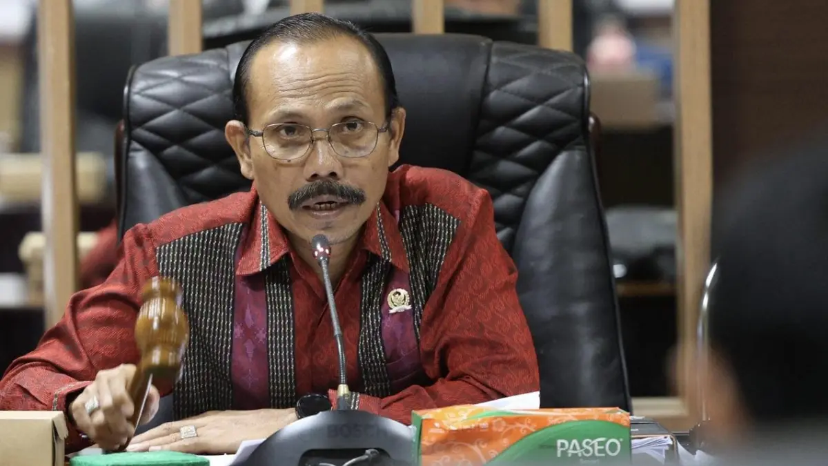 RAPAT: Wakil Ketua Komisi III DPRD Tanah Bumbu, I Wayan Sudarma, saat memimpin salah satu rapat di kantor dewan.