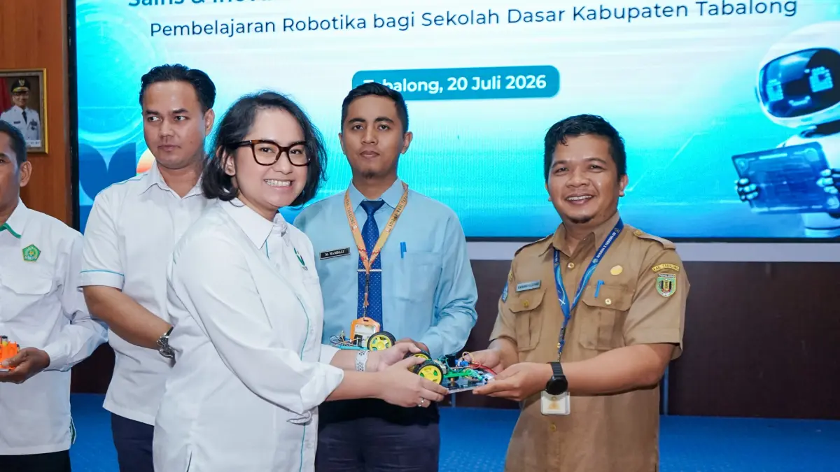 SARANA EDUKASI : Koordinator Program Robotika Sigma, YABN Rully Prameswari menyerahkan sarana pembelajaran robotik kepada guru peserta pelatihan.