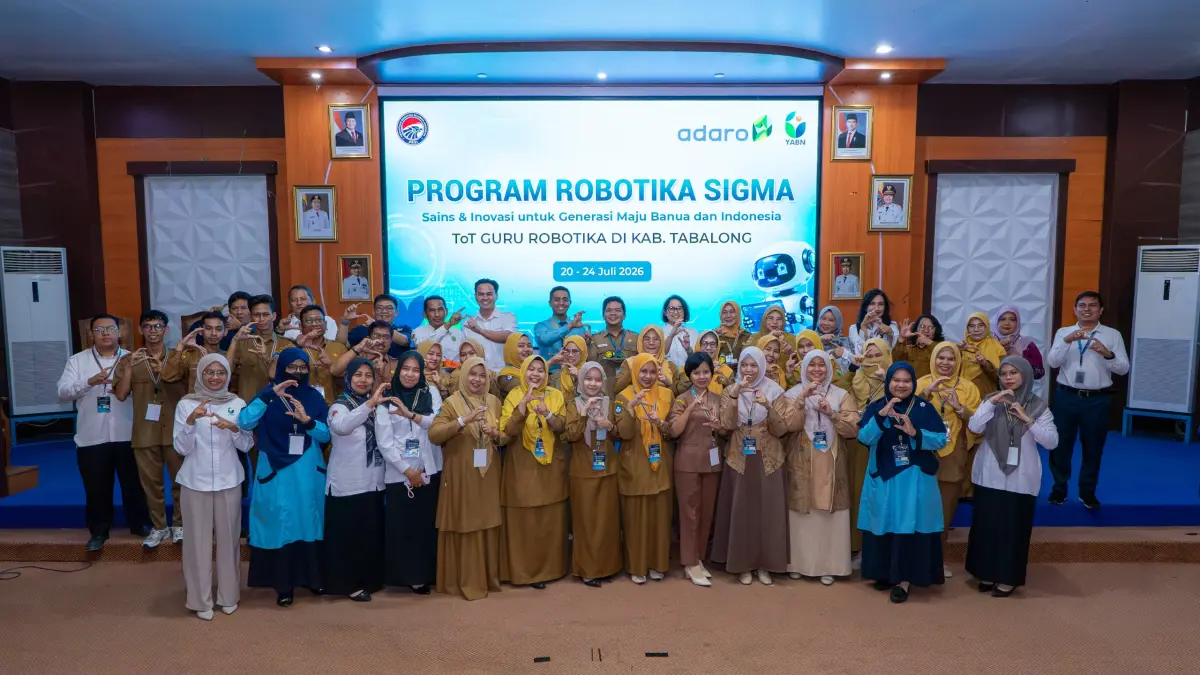 SIAP MENGAJAR : Puluhan guru peserta pembelajaran robotika menunjukkan antusiasmenya.