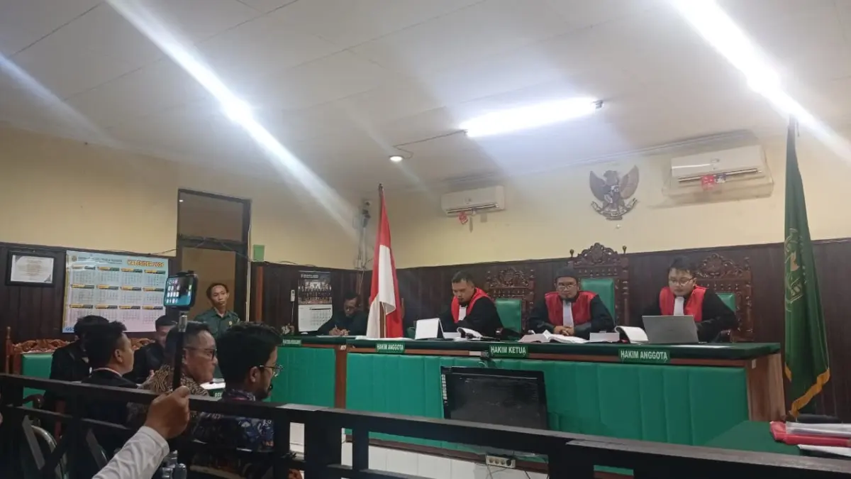 SIDANG: Tiga saksi pelapor memberikan keterangan di hadapan majelis hakim dalam sidang dugaan pemalsuan surat tanah yang disebut merugikan PT Antang Gunung Meratus (AGM) di PN Kandangan, Selasa (21/7/2026). (Foto: M Padil Ihsan/Radar Banjarmasin)
