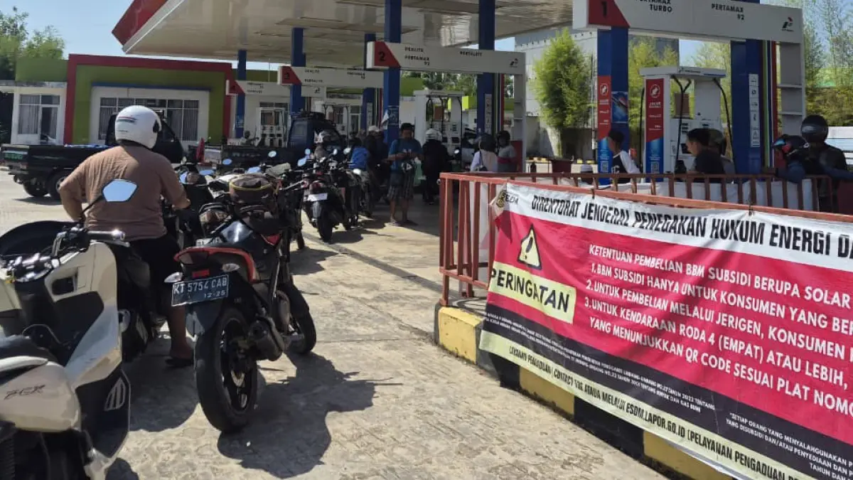 TERIK MATAHARI: Antrean panjang pengisian BBM subsidi Pertalite di sejumlah SPBU di HST.