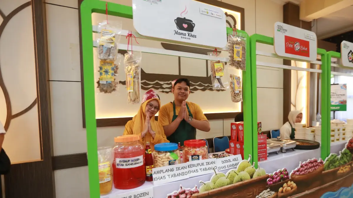 VARIATIF: Stand Mama Khas Banjar dalam acara Kota Masa Depan Banjarmasin yang memamerkan produk-produk lokal khas Banjarmasin, seperti amplang, sirup, dan abon ikan, yang berlangsung di Balai Kota Banjarmasin, Kalimantan Selatan.