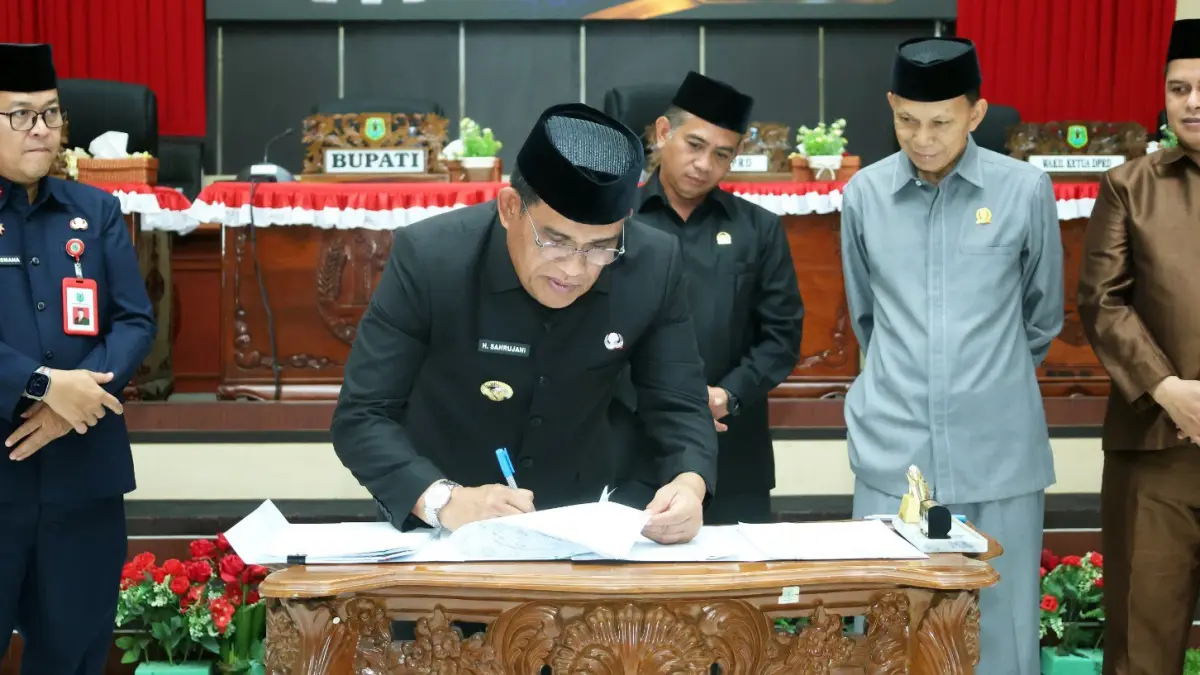 TANDA TANGAN: Bupati HSU H Sahrujani (tengah depan) menandatangani berkas di dalam rapat paripurna pengambilan keputusan terhadap dua Raperda, yakni Perubahan Kedua Perda Pajak Daerah dan Retribusi Daerah, serta Pertanggungjawaban Pelaksanaan APBD Tahun Anggaran 2025.