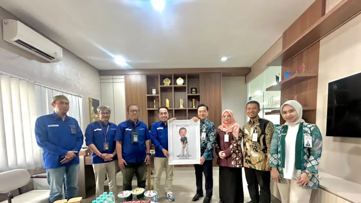 
ABADIKAN MOMEN: Manajemen Radar Banjarmasin dan BSI Region IX Kalimantan berfoto bersama di akhir pertemuan.