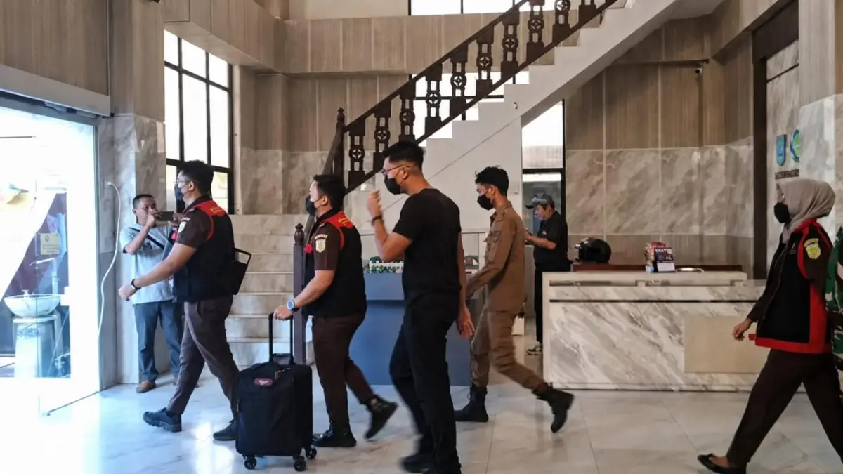 BAWA BARANG BUKTI: Tim penyidik Kejaksaan Negeri Banjar membawa dokumen dan barang bukti setelah menggeledah Kantor Dinas Kesehatan Kabupaten Banjar, selama lebih 7 jam pada Senin (20/7). (FAFLAN ZAKIRI/RADAR BANJARMASIN)