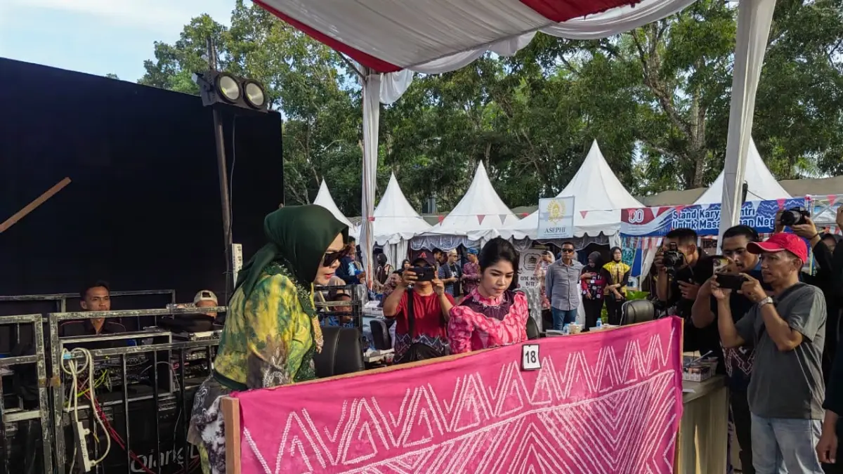 BERSAING : Ketua Dekranasda Tala Hj Dian Cahyani Rahmat Trianto saat menilai desain motif sasirangan tahun 2025 lalu. (Foto : Diskominfostasan untuk Radar Banjarmasin)