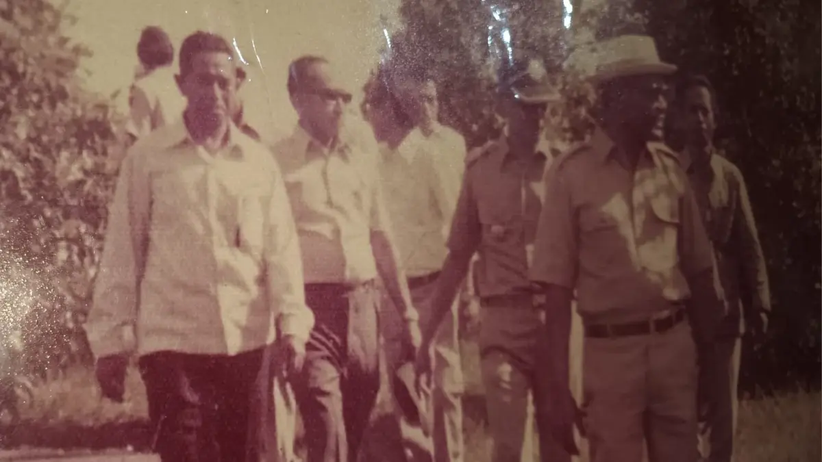 BUKTI SEJARAH: Bupati Tabalong, Badarudin Kasim saat meninjau perkebunan cengkeh di Mabuun Kecamatan Murung Pudak Kabupaten Tabalong. (Dispersip Tabalong)