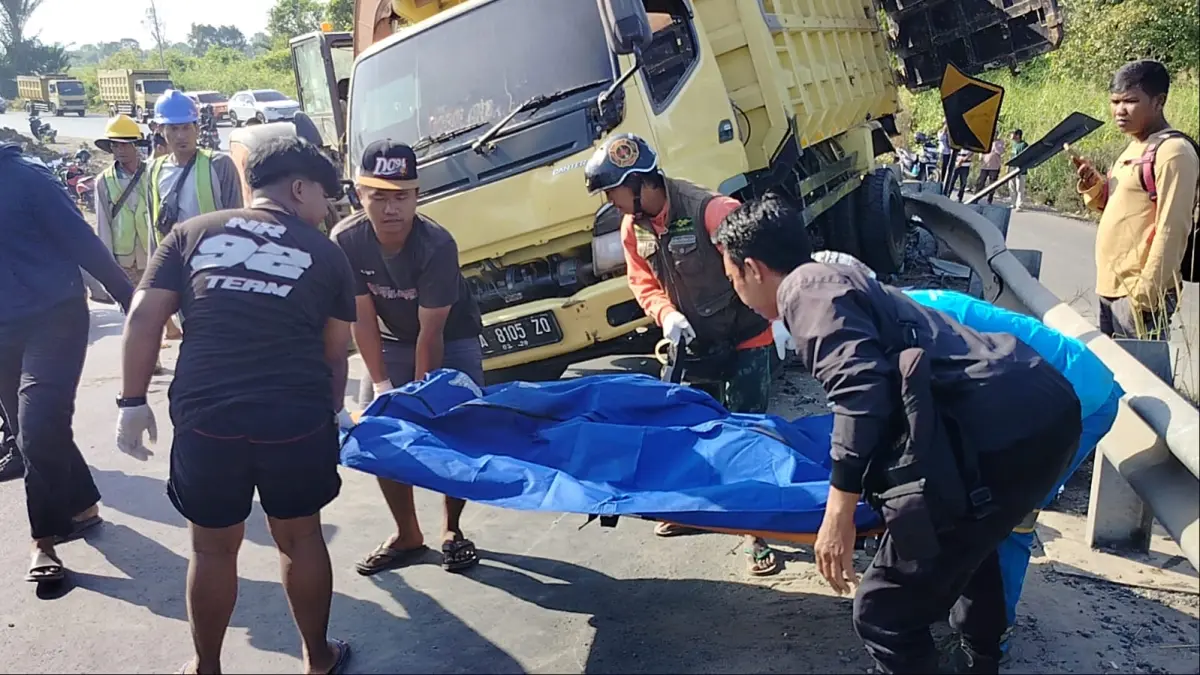 EVAKUASI: Petugas mengevakuasi jasad Gajali (63) yang terjepit di kolong truk bermuatan batu split setelah kecelakaan maut di Jembatan Sungai Ramania, Kecamatan Sungai Tabuk, Kabupaten Banjar, Rabu (22/7/2026). (Foto: Maulana/Radar Banjarmasin)
